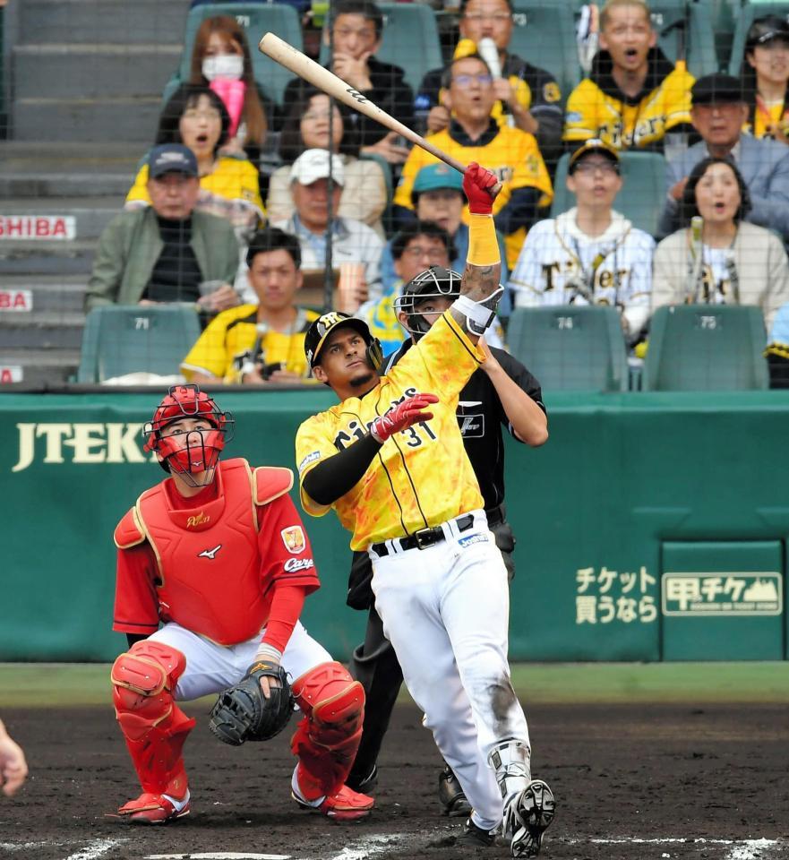 　６回、左越えへソロを放つマルテ＝甲子園