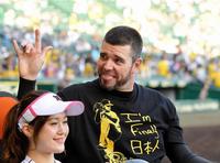 　リリーフカーの上からスタンドの声援に応える阪神・メッセンジャー