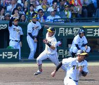 ２回、同点適時打を放ち駆け出す木浪（中央）。左端は矢野監督