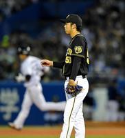 ４回、村上（左）に２ランを浴びた青柳