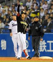 ４回、勝ち越し適時打を放ち、ガッツポーズする阪神・木浪聖也＝神宮（撮影・高部洋祐）