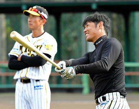 昨年の秋季キャンプで、矢野監督（奥）が見守る中、打撃練習に励む原口