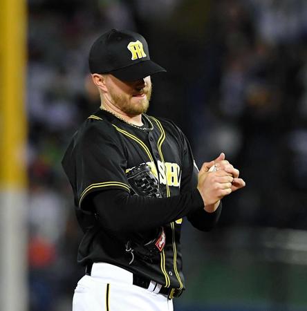 ８回、村上に同点犠飛を打たれ、肩を落とすジョンソン