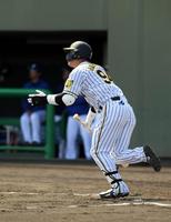 ８回阪神１死、阪神・原口文仁は代打で出場し右飛に倒れる＝鳴尾浜（撮影・山口登）