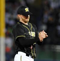 ８回、村上に同点犠飛を打たれ、肩を落とすジョンソン