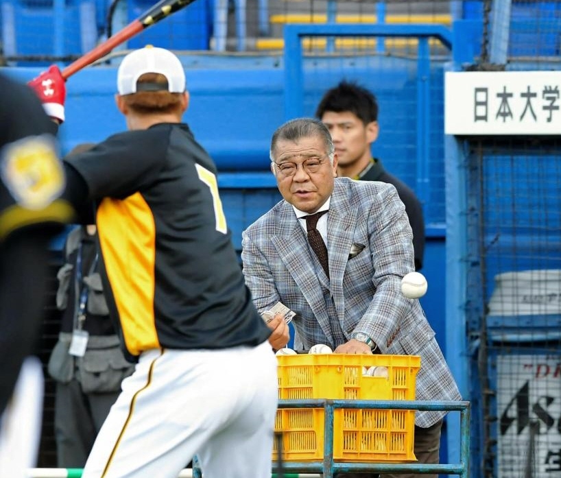 試合前、糸井（手前）にボールをトスする掛布ＳＥＡ