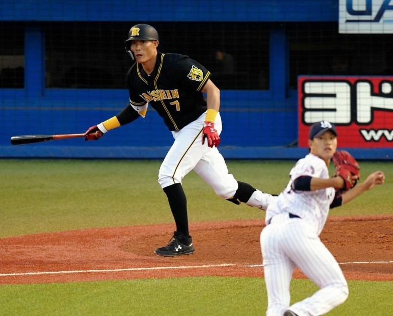 １回、先制適時打を放つ糸井