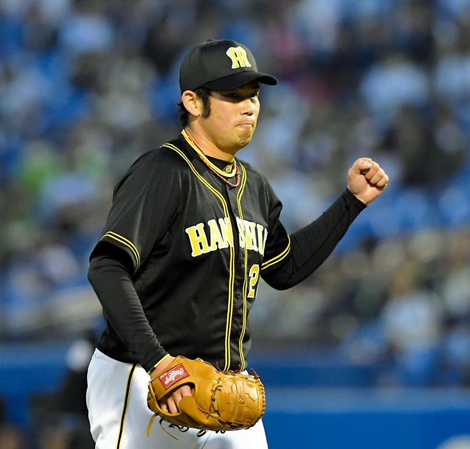 ２回、三ゴロに仕留め、力強く拳を握る岩田