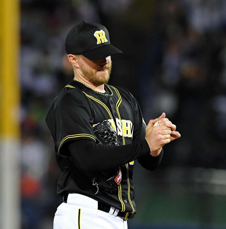 ８回、村上に同点犠飛を打たれ、肩を落とすジョンソン