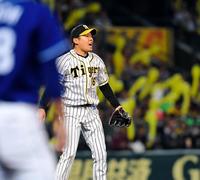 ７回、平田を右飛に打ち取り声を出す西
