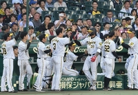 ２回、同点２ランを放ったマルテ（中央右）は大山（中央左）ら阪神ナインに迎えられる