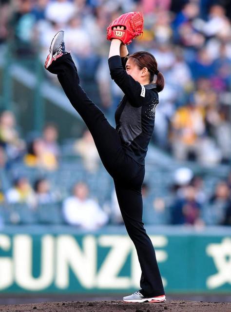 リオ五輪体操代表の杉原愛子が甲子園でノーバン始球式　「タイガーターン」披露