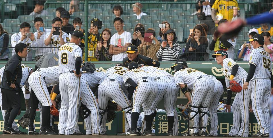 試合前、円陣を組む阪神