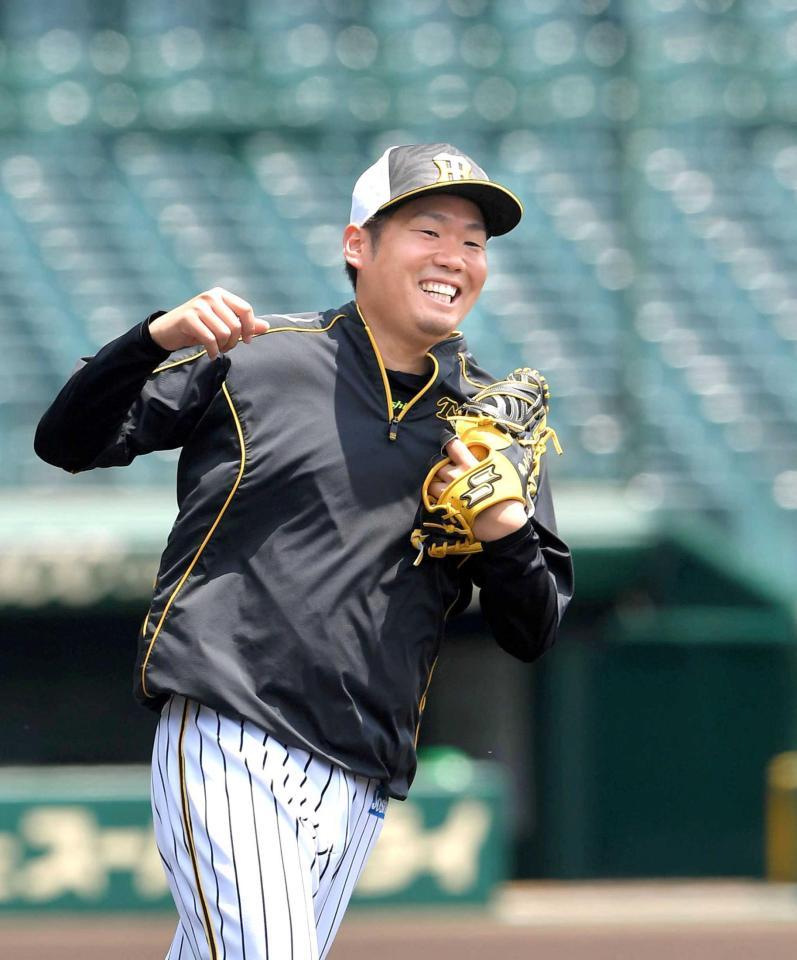 　投内連係中、笑顔を見せる西