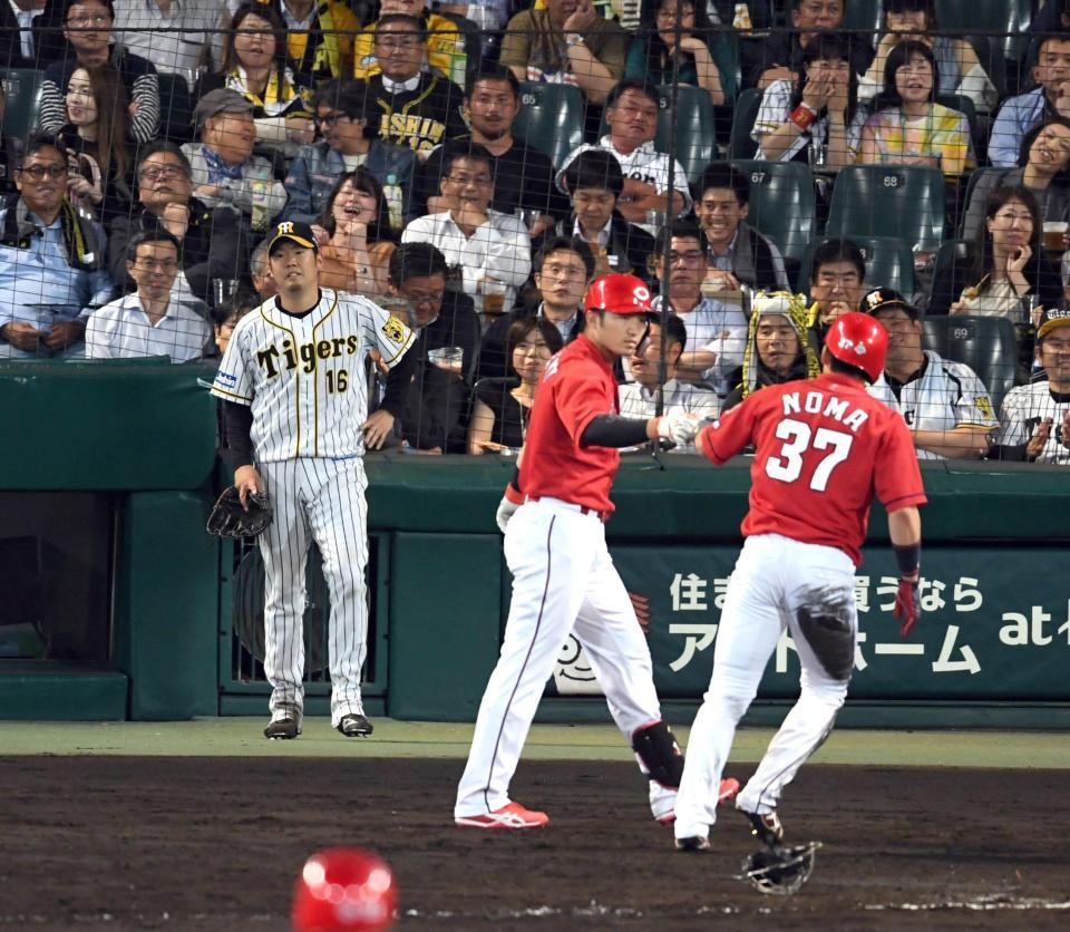 ８回広島１死一・二塁、阪神・西勇輝は勝ち越しを許す＝甲子園（撮影・山口登）