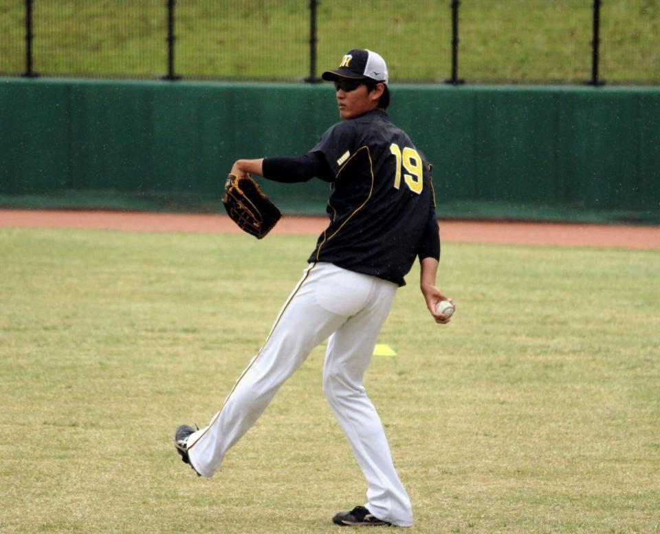 試合前にキャッチボールを行う阪神・藤浪