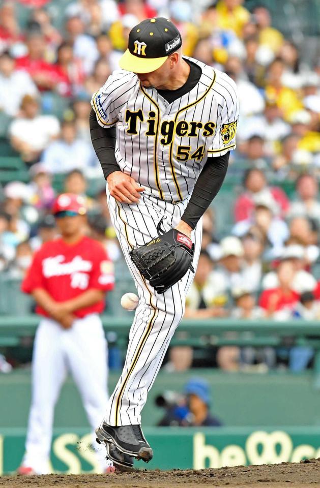 　３回、野間の打球を足に当てるメッセンジャー