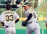 　試合直前、守備位置へ走る福留（右）＝撮影・田中太一