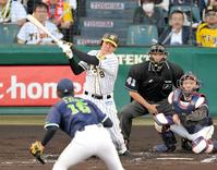 　１回、右前に先制適時打を放つ福留（撮影・高部洋祐）