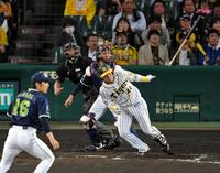 　４回、勝ち越しの適時二塁打を放つ梅野（撮影・高部洋祐）