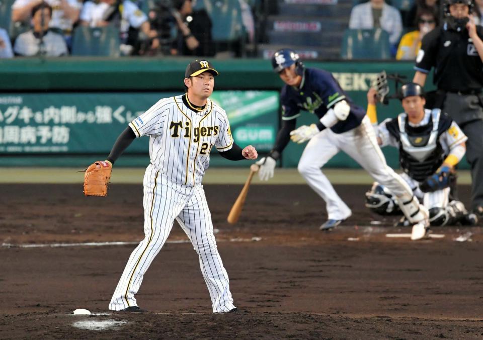 ３回、ヤクルト・山田哲人を併殺に打ち取る阪神・岩田稔＝甲子園（撮影・高部洋祐）