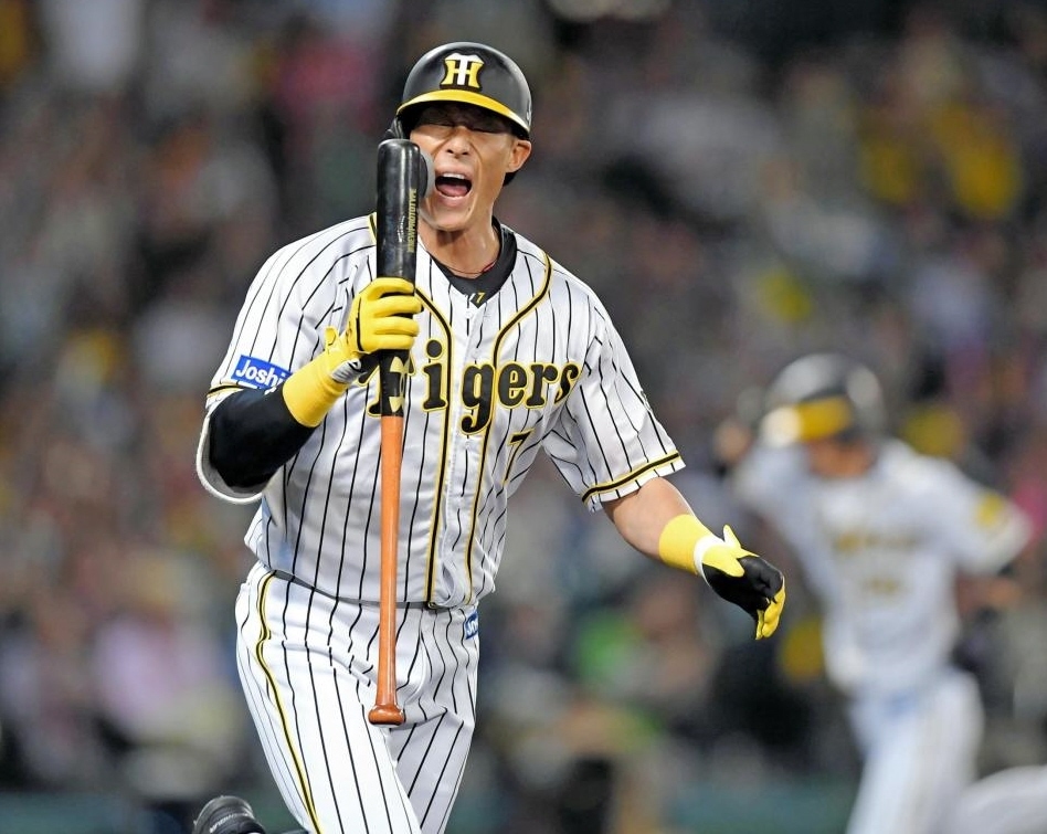 ７回、勝ち越し適時打を放った糸井は、バットを顔に近づけて雄叫びをあげる（撮影・田中太一）