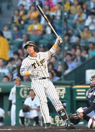 　２回、左越えに先制ソロを放つ梅野（撮影・北村雅宏）