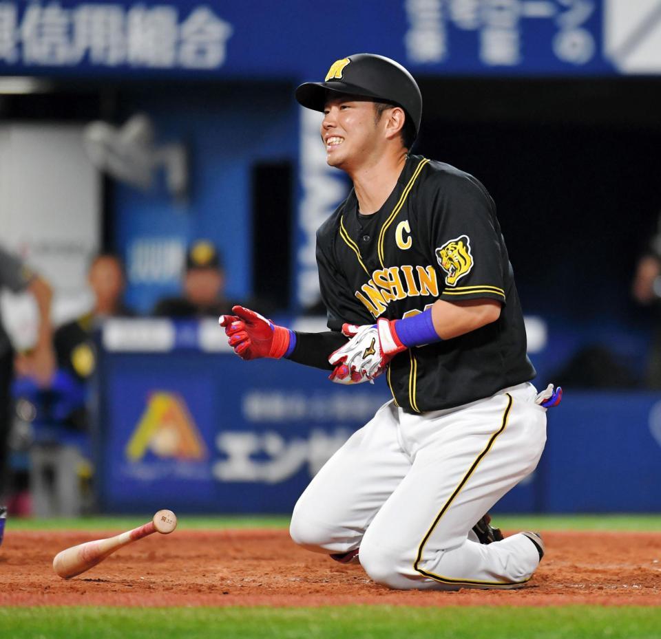 　４回、死球を受け崩れ落ちる糸原（撮影・出月俊成）