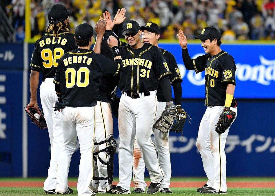 　逆転勝利に笑顔でハイタッチを交わす阪神ナイン（撮影・出月俊成）