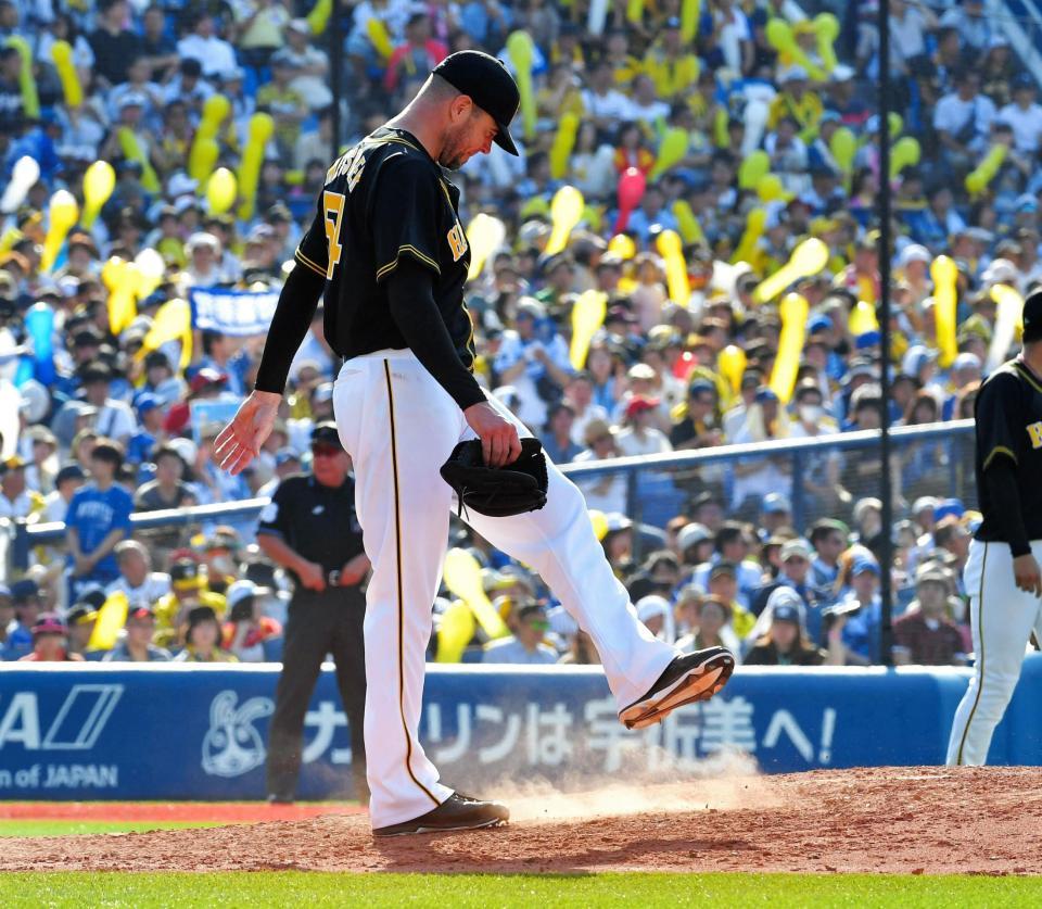 ６回、ＤｅＮＡ・筒香嘉智に２点適時二塁打を浴び、マウンドを蹴るメッセンジャー＝横浜（撮影・出月俊成）