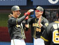 ２回、ソロを放った阪神・中谷将大は阪神・矢野燿大監督に迎えられ喜ぶ＝横浜（撮影・田中太一）