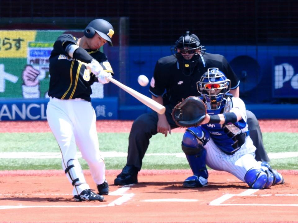 １回、先制ソロを放つ阪神・近本光司＝横浜スタジアム（撮影・棚橋慶太）