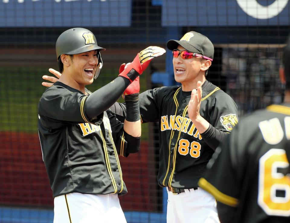 ２回、ソロを放った阪神・中谷将大は阪神・矢野燿大監督に迎えられ喜ぶ＝横浜（撮影・田中太一）