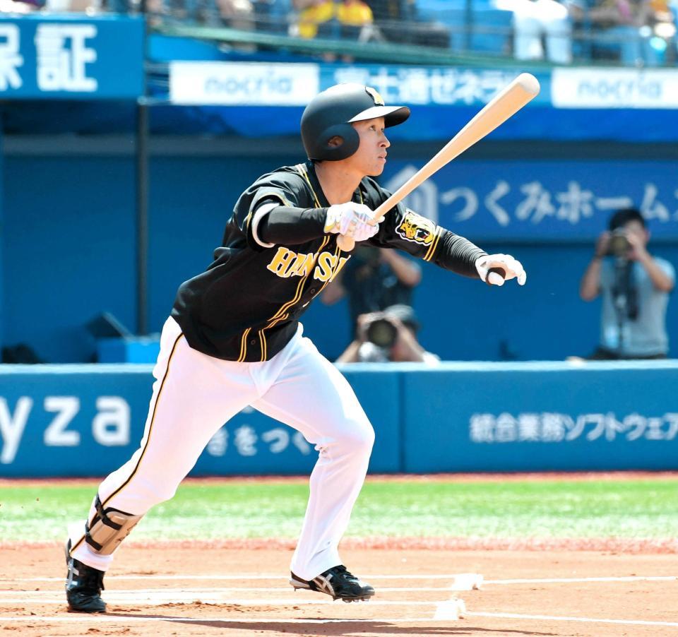 　１回、右越えに先頭打者弾を放つ近本