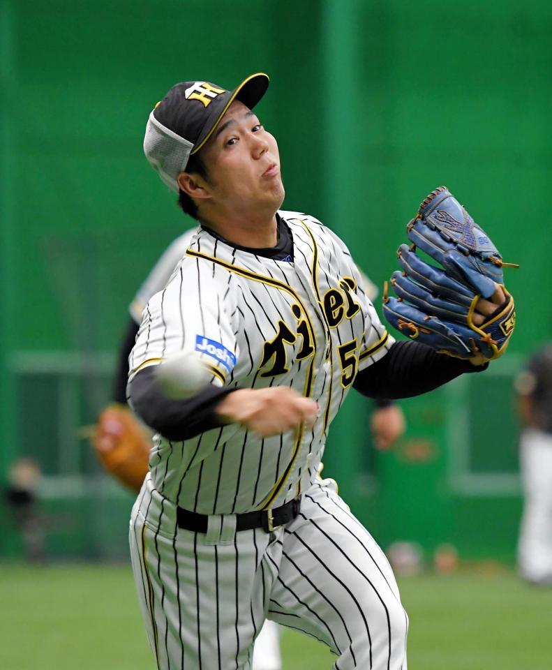 キャッチボールを行う阪神・青柳晃洋＝甲子園（撮影・高部洋祐）