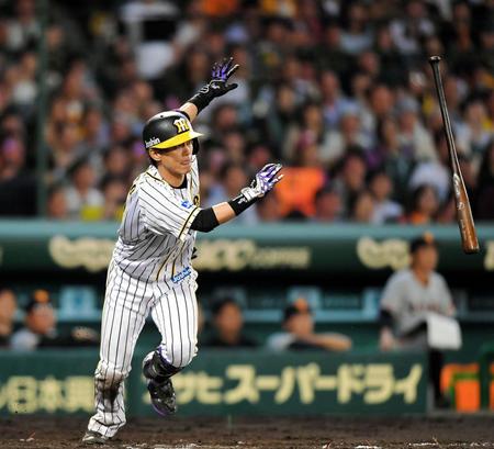 ５回阪神２死二、三塁、右中間へ２点適時二塁打を放つ阪神・上本博紀＝甲子園（撮影・田中太一）