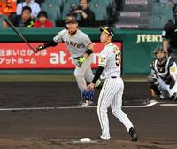 １回、丸（左）に先制ソロを浴びる青柳（撮影・高部洋祐）