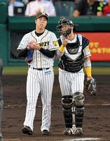 ４回、巨人・大城卓三に３失点目となる適時二塁打を打たれ、話し合う阪神・青柳晃洋（左）と阪神・梅野隆太郎＝甲子園（撮影・高部洋祐）