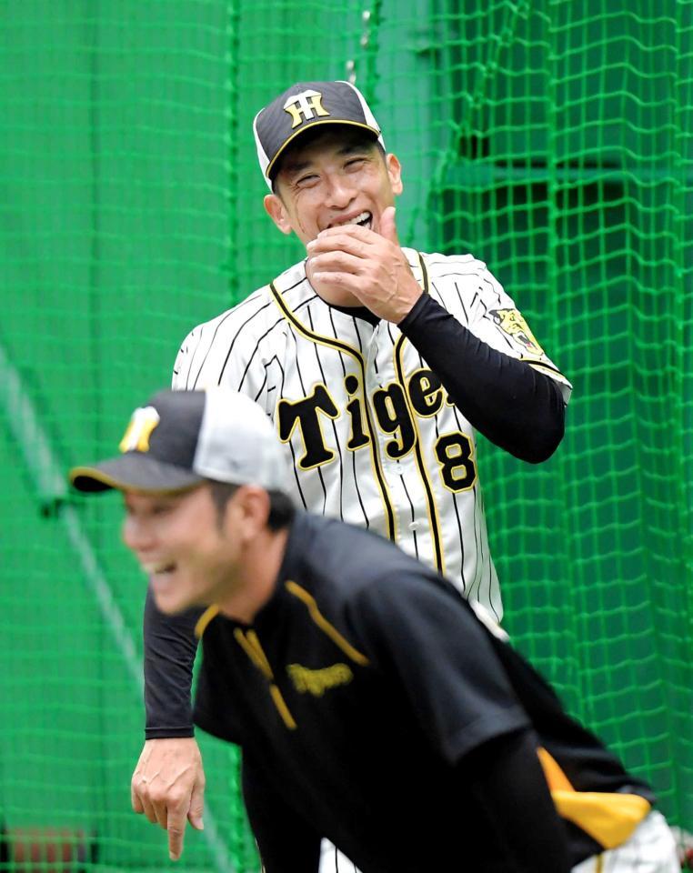 　糸原（手前）と笑顔を見せる矢野監督（撮影・高部洋祐）