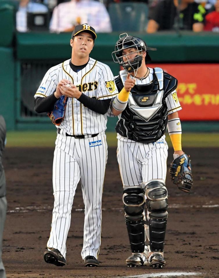 ４回、巨人・大城卓三に３失点目となる適時二塁打を打たれ、話し合う阪神・青柳晃洋（左）と阪神・梅野隆太郎＝甲子園（撮影・高部洋祐）