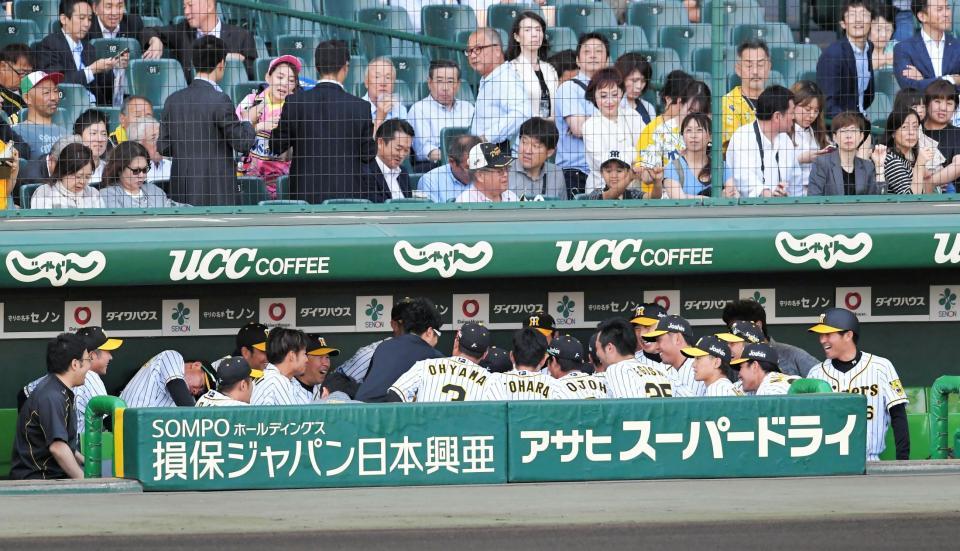 試合前、ベンチ内で円陣を組む阪神ナイン＝甲子園（撮影・高部洋祐）