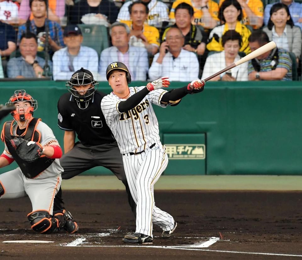 １回阪神１死一・三塁、左越えに先制３ランを放つ阪神・大山悠輔＝甲子園（撮影・高部洋祐）