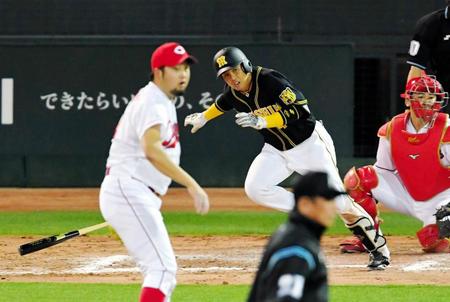 　９回、中崎（手前）から同点となる適時打を放つ梅野