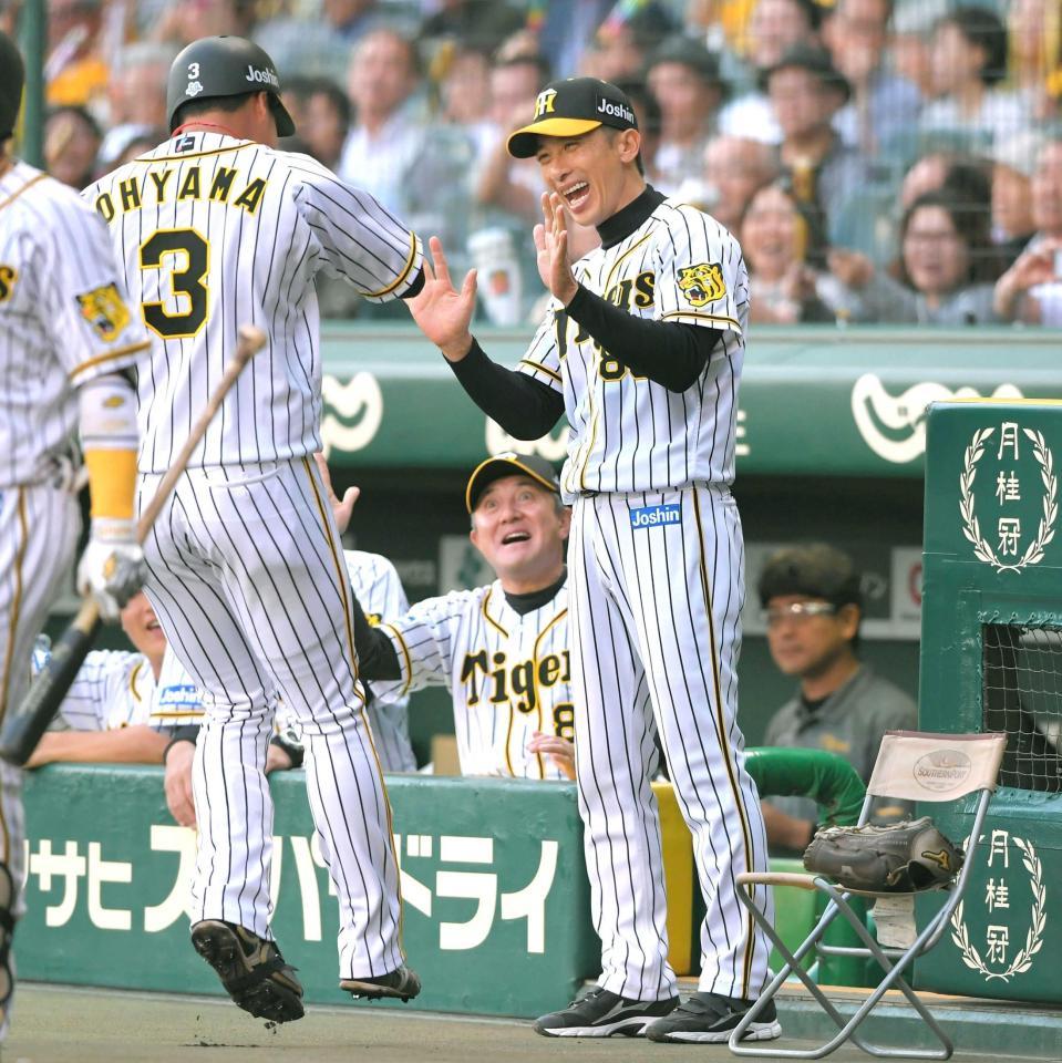 　１回、先制３ランを放った大山（左）を笑顔で迎える矢野監督（撮影・北村雅宏）