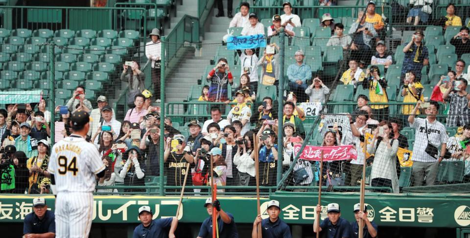 試合終了後、ファンに挨拶をする原口（撮影・坂部計介）