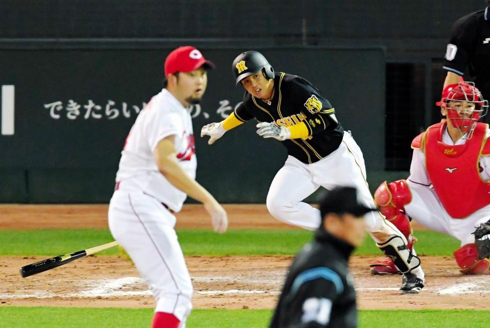 　９回、中崎（手前）から同点となる適時打を放つ梅野