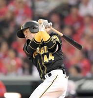 　９回、左前に同点となる適時打を放つ梅野