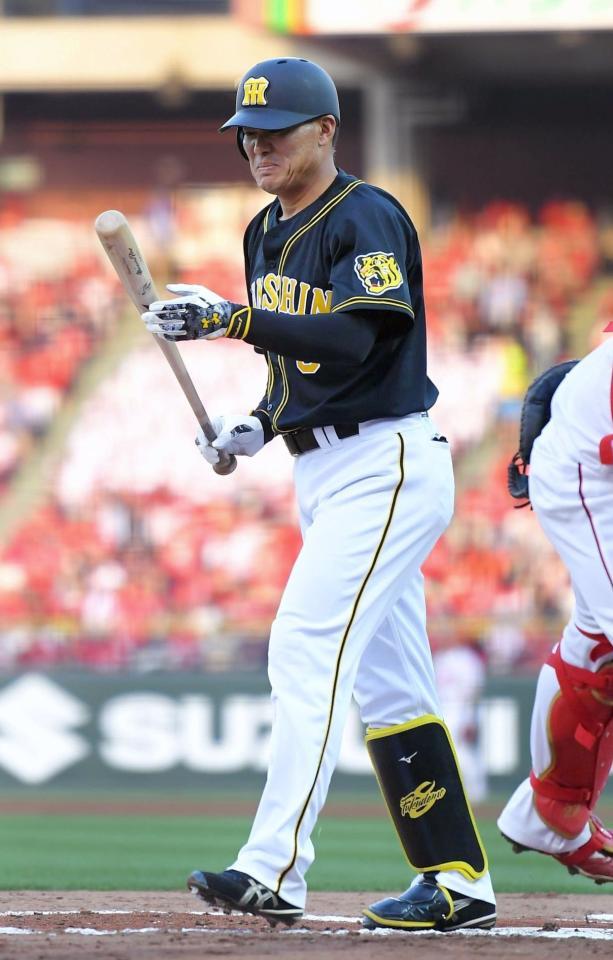 二回、三邪飛に倒れた阪神・福留孝介＝５月３１日