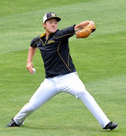 １軍に合流し、キャッチボールを行う阪神・斎藤友貴哉＝マツダスタジアム（撮影・高部洋祐）