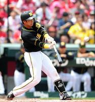 ２回、先制ソロを放つ阪神・梅野隆太郎＝マツダスタジアム（撮影・飯室逸平）